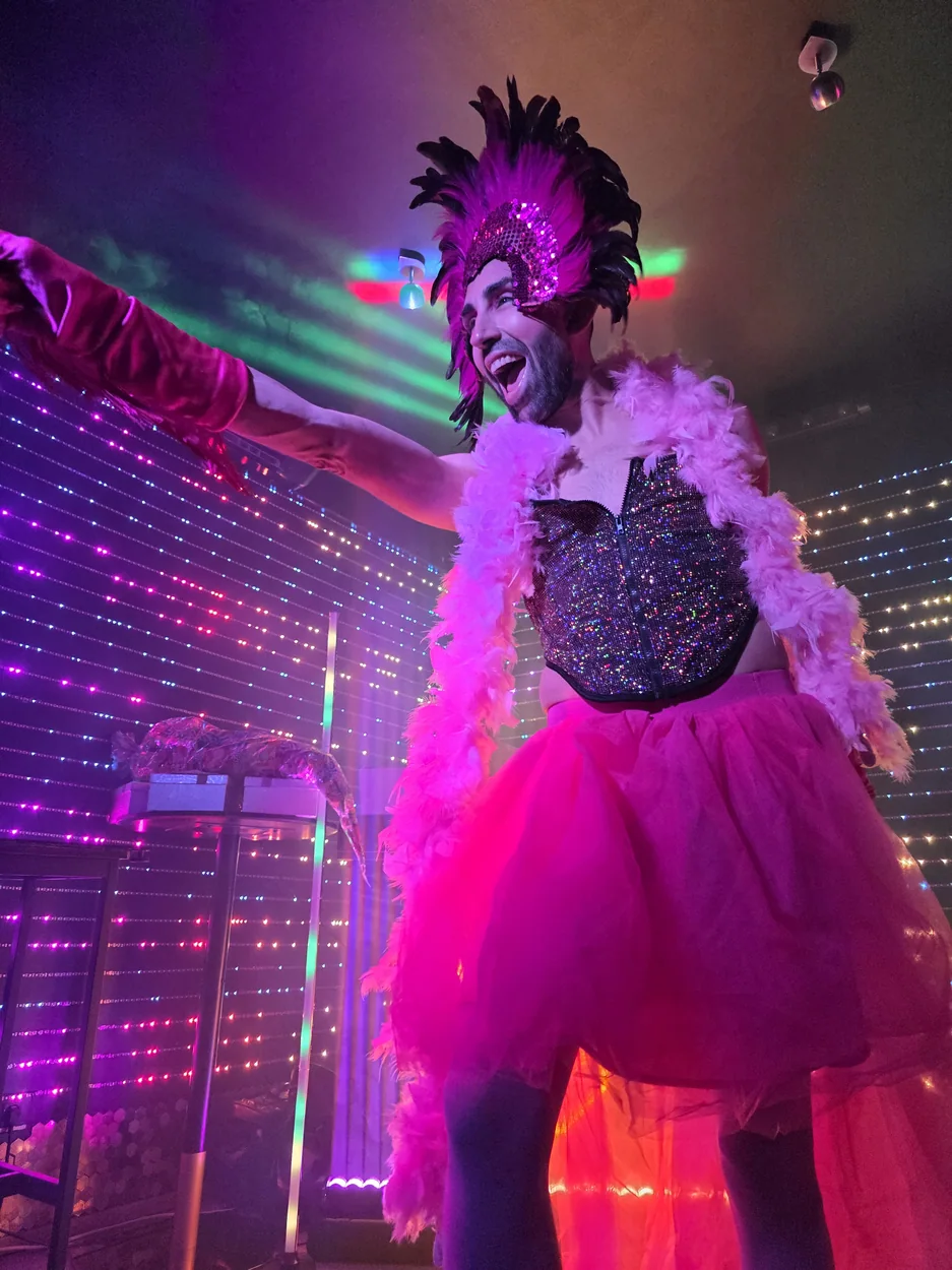 Artista drag actuando en el escenario de Paradiso