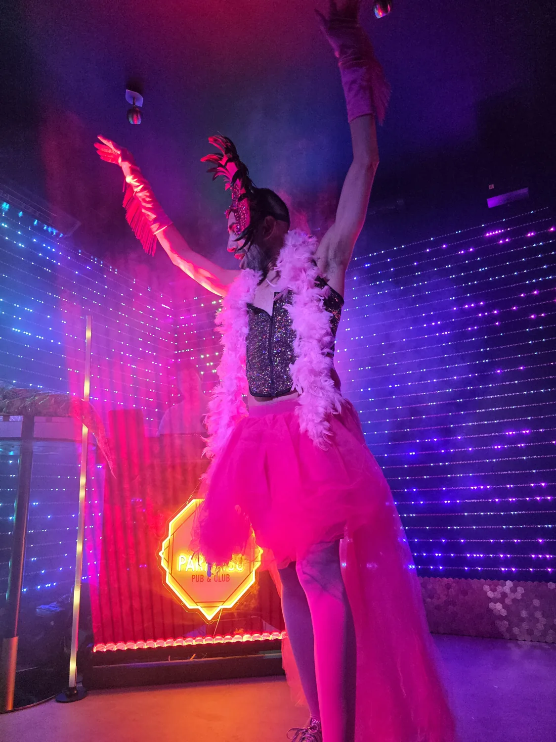 Actuación drag real en el escenario de Paradiso
