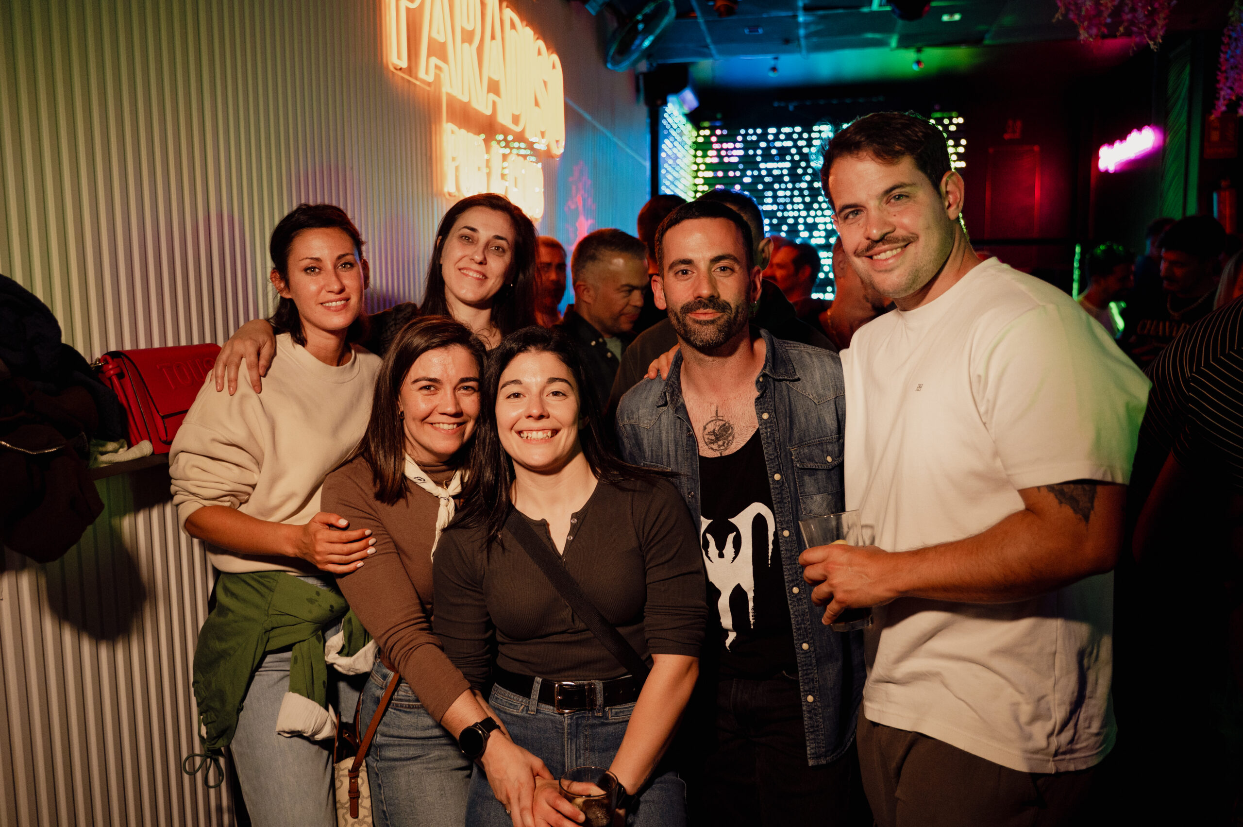 Grupo de amistades reunidas y disfrutando de una celebración real en Paradiso Cáceres