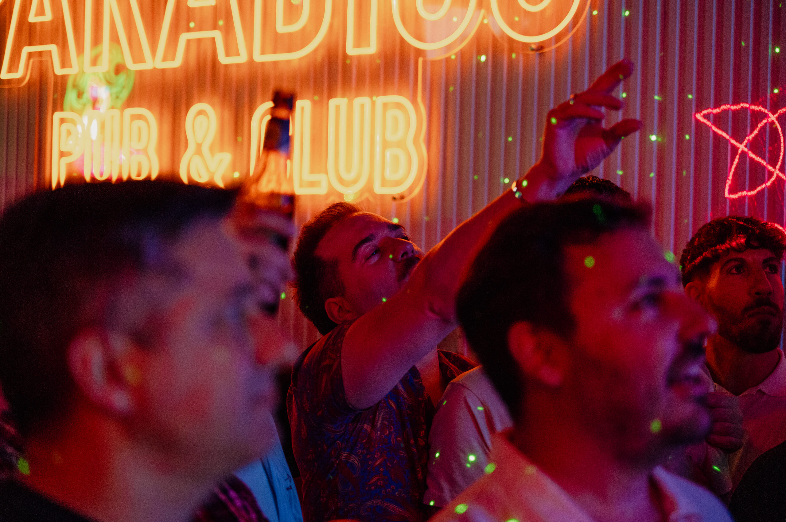 Público disfrutando de una fiesta real en Paradiso Cáceres bajo el rótulo Pub y Club