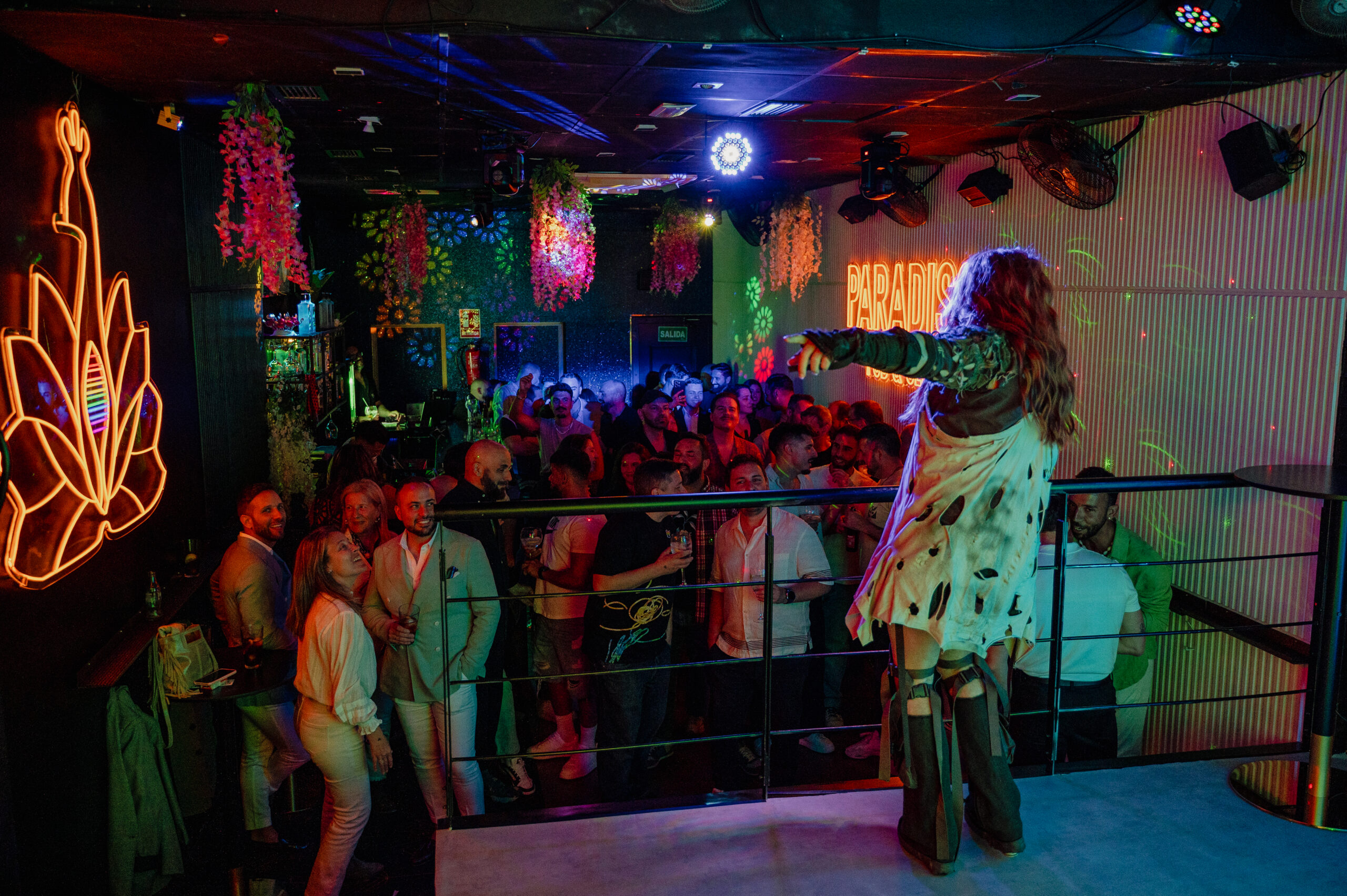 Artista drag actuando ante el público en un espectáculo real de Paradiso Cáceres